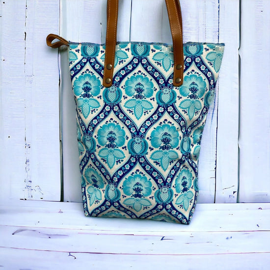 Turquoise daisy on white midi tote