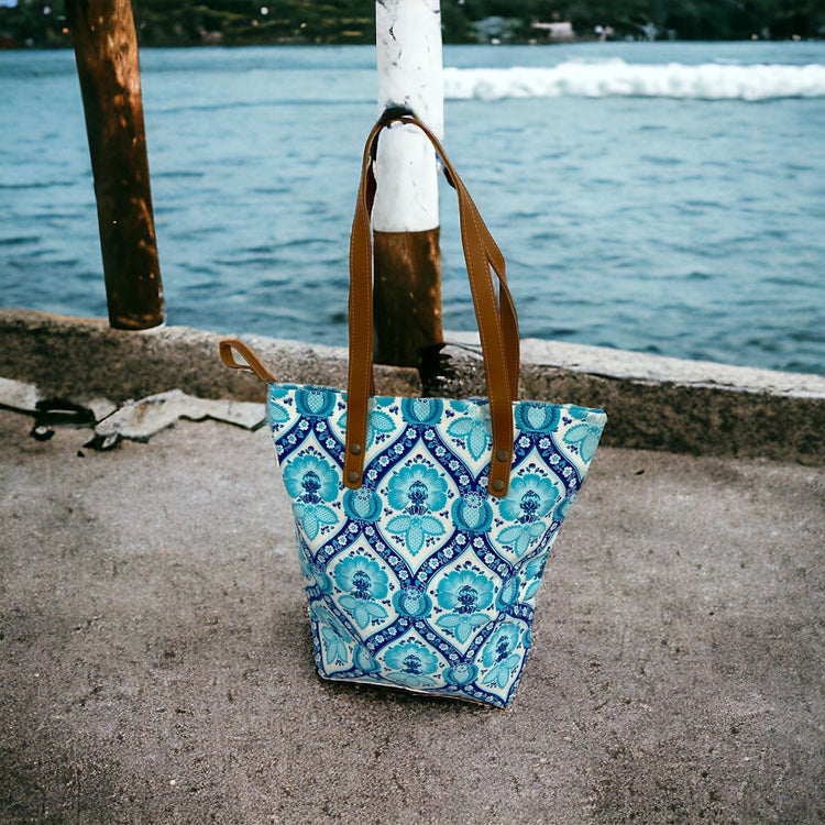 Turquoise daisy on white midi tote
